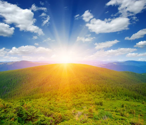 Mountain with the sun — Stock Photo, Image