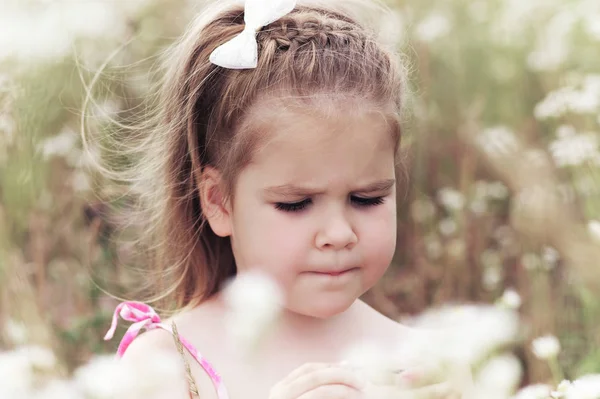 Kleines Mädchen auf der Wiese — Stockfoto