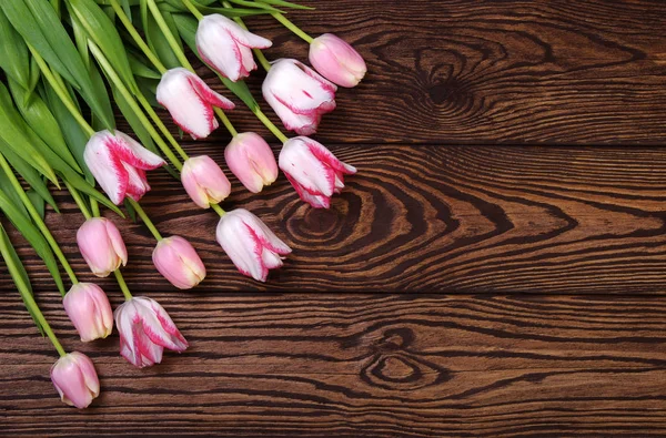 Tulipani rosa grappolo su legno tavole sfondo — Foto Stock