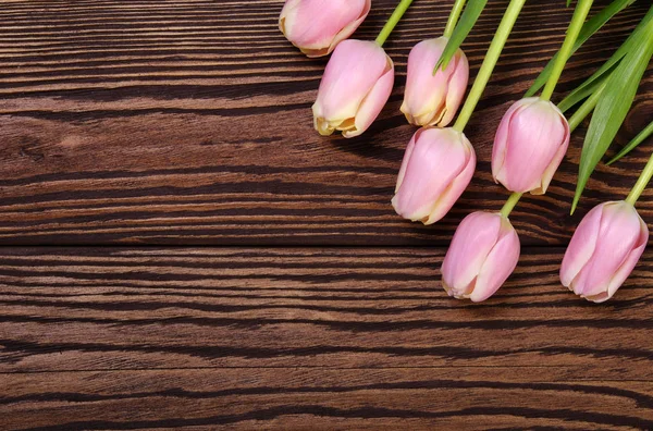 Tulipani su tavolo di legno — Foto Stock
