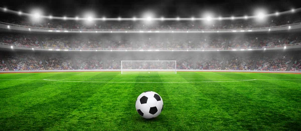 Bola de futebol no estádio com iluminação — Fotografia de Stock