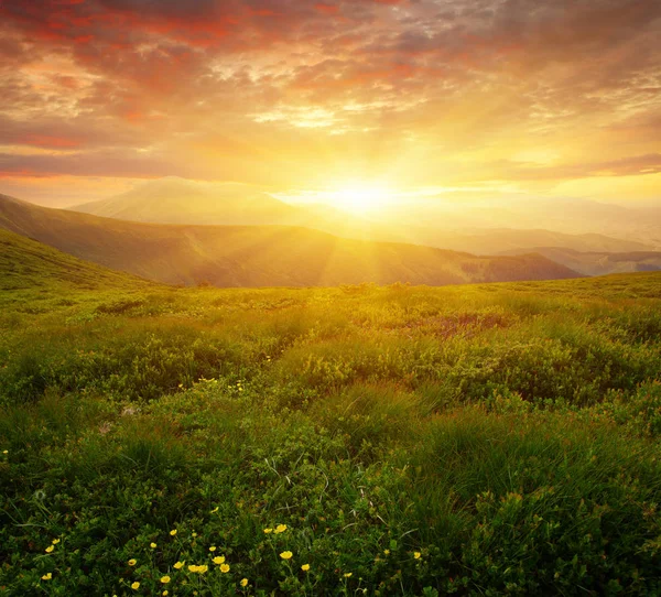 Paisaje de montaña en sol — Foto de Stock