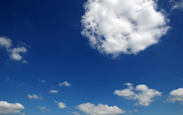 Witte wolken — Stockfoto