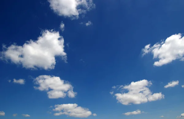 Witte wolken — Stockfoto