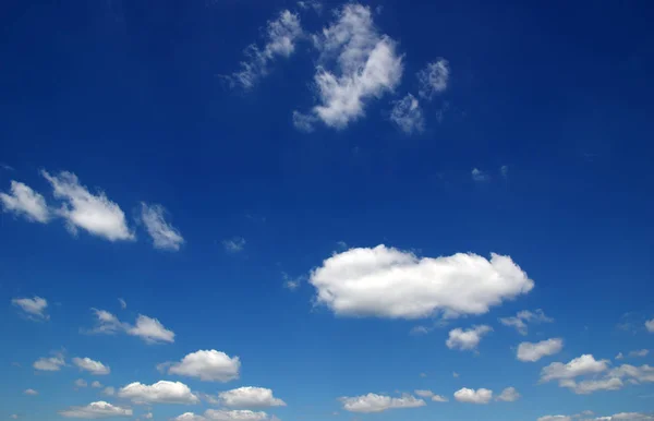 Witte wolken — Stockfoto