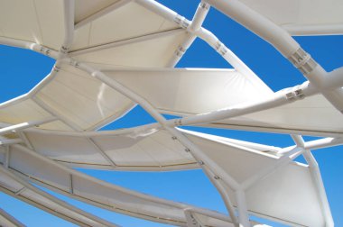 Gökyüzünde soyut bina inşaatı