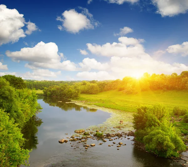 Река на солнце — стоковое фото