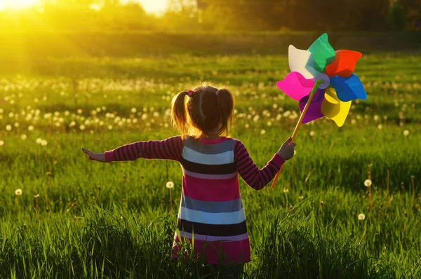 Mädchen im Sonnenlicht — Stockfoto