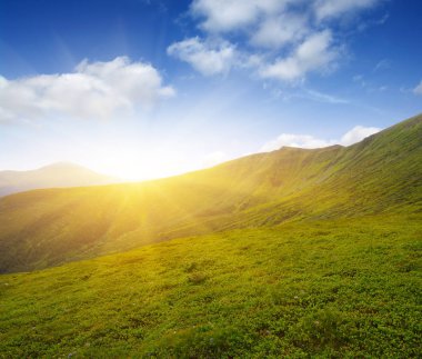 Güneşte dağ manzarası