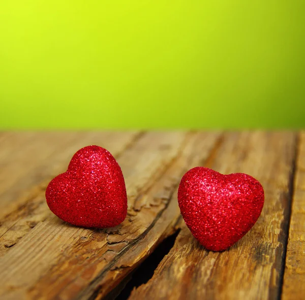 Coração vermelho em uma madeira — Fotografia de Stock