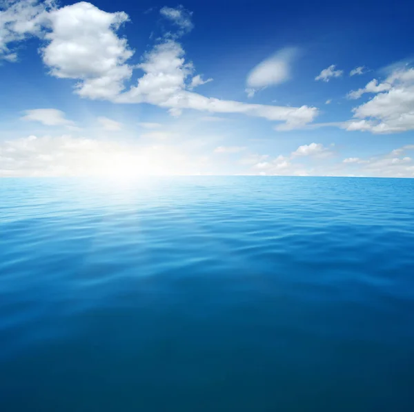Голубое море и солнце — стоковое фото