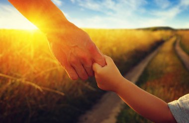 Anne-baba ve litlle çocuğun elleri