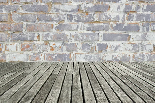 Ściana z białej cegły i podłoga z drewna — Zdjęcie stockowe