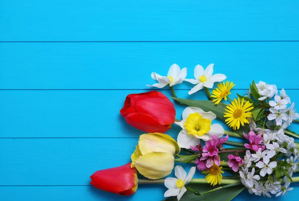 Tulipas em um fundo de madeira — Fotografia de Stock