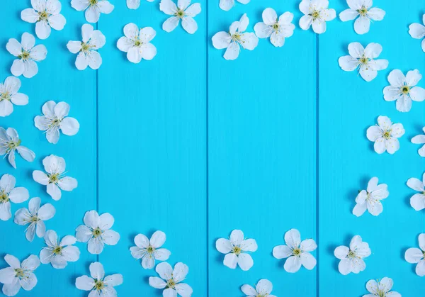 Frühlingsblumen auf Holz — Stockfoto