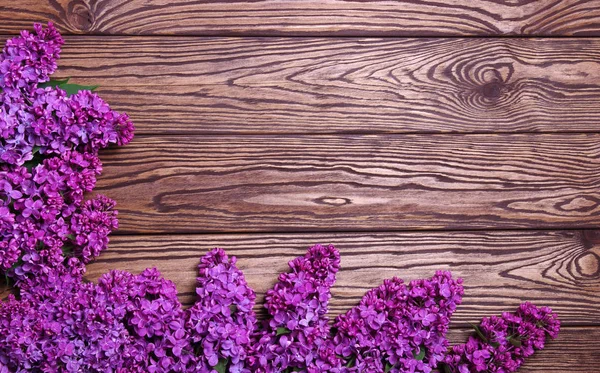 Flores lilás em uma velha madeira — Fotografia de Stock