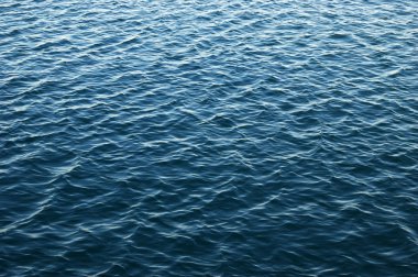 Dalgalı mavi deniz yüzeyi 