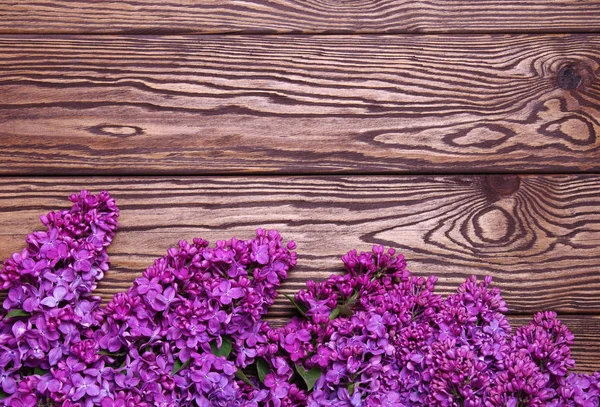 Flores lilás em uma velha madeira — Fotografia de Stock