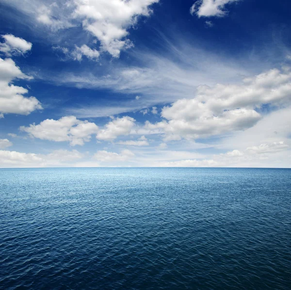Mavi deniz suyu yüzeyi — Stok fotoğraf