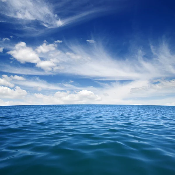 Błękitna powierzchnia wody morskiej — Zdjęcie stockowe