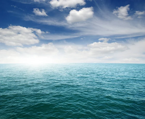青い海と太陽 — ストック写真