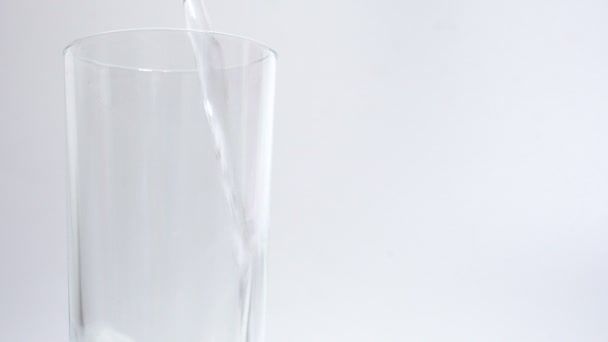 Despejar água da garrafa em vidro — Vídeo de Stock