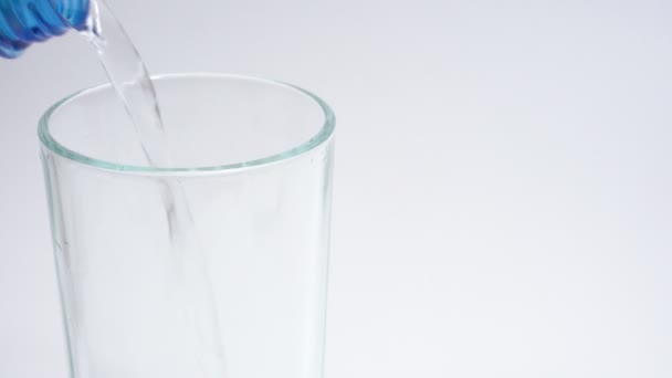 Verser l'eau de la bouteille dans le verre