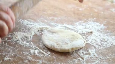 Baker dışarı hamur rulo