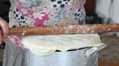 Baker dışarı hamur rulo