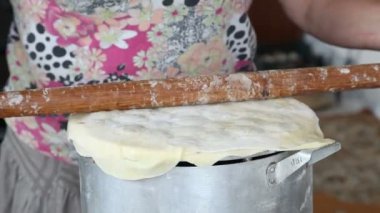 Baker dışarı hamur rulo