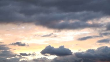 Bulutlar gökyüzünde süzülür