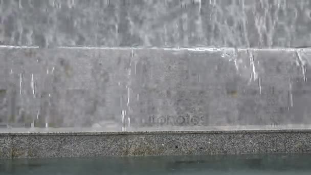 Fontaine dans l'eau de décharge — Video