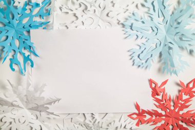 Renkli kar taneleri ile Noel arka plan.