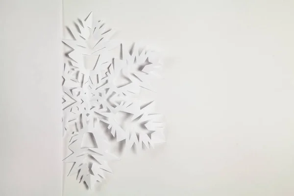 Бумажная снежинка — стоковое фото