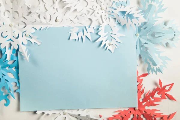 Jul bakgrund med färgglada snöflingor. — Stockfoto