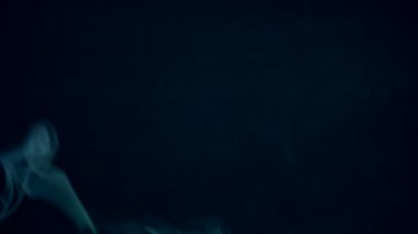 Siyah arkaplanda gri duman