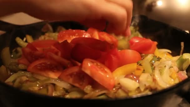 Stir fried vegetables in the pan — Stock Video
