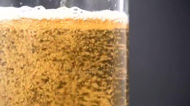 Bira bardağa dökülüyor.