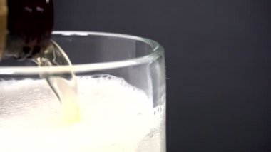 Bira bardağa dökülüyor.