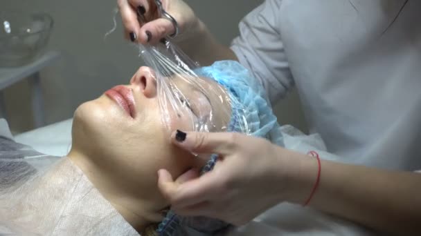 Mujer joven recibiendo tratamiento en salón de belleza — Vídeo de stock