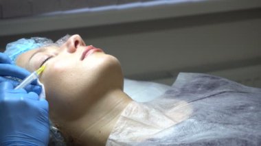 Genç kadın güzellik salonda muamele