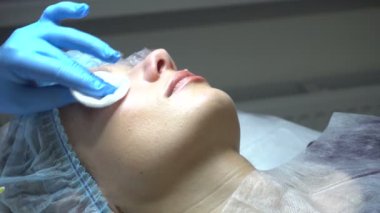 Genç kadın güzellik salonda muamele