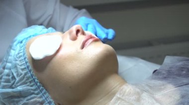 Genç kadın güzellik salonda muamele