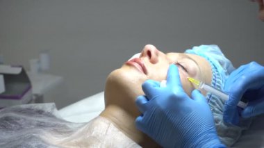 Genç kadın güzellik salonda muamele