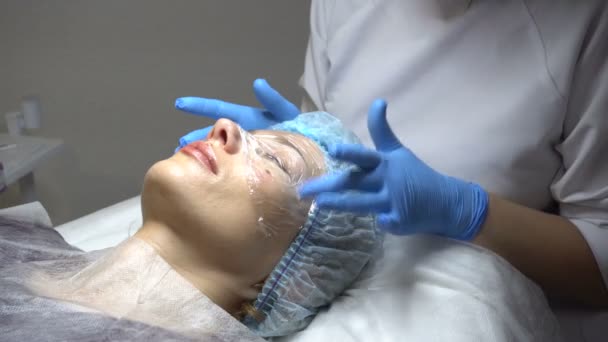 Junge Frau bekommt Behandlung in Schönheitssalon — Stockvideo