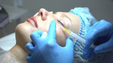 Genç kadın güzellik salonda muamele