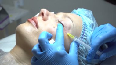 Genç kadın güzellik salonda muamele