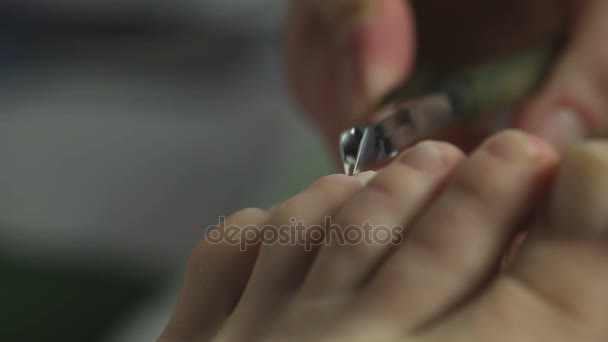 Жінка отримує педикюр в нігтьовому салоні — стокове відео