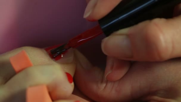 Mujer recibiendo pedicura en salón de uñas — Vídeos de Stock