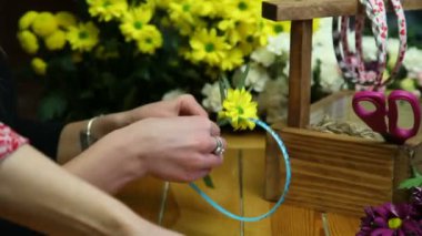 Bir çiçekçi çiçek yüzük yapma ana sınıfı.